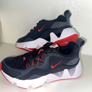 Nike RYZ 365 low top size 6.5 women’s